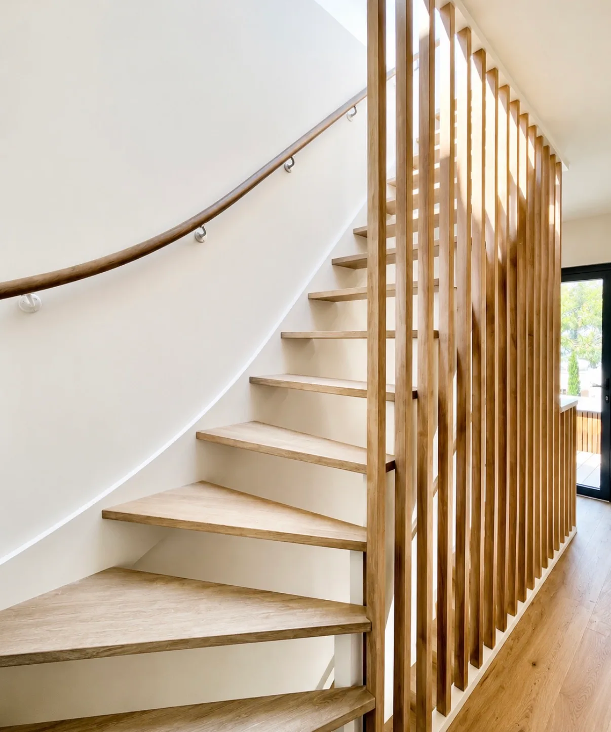 Agencement d'une maison à Pornichet, escalier et tasseaux bois