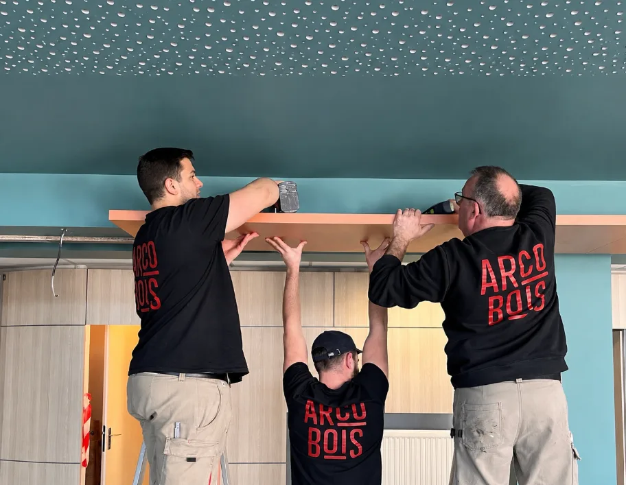 L équipe Arcobois pose une tablette sur mesure sur un chantier