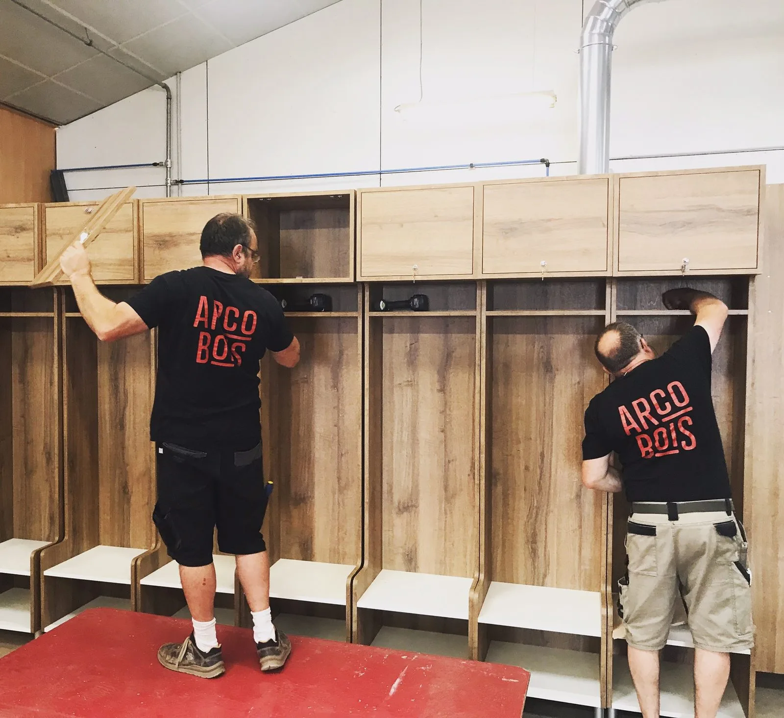 Pose de vestiaires bois par les compagnons Arcobois