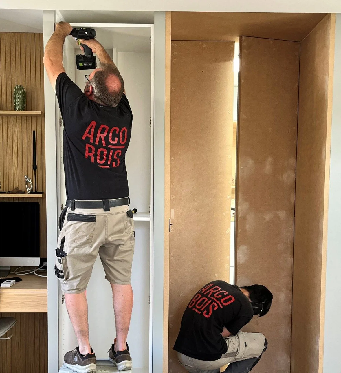 Installation d un placard toute hauteur par l équipe Arcobois