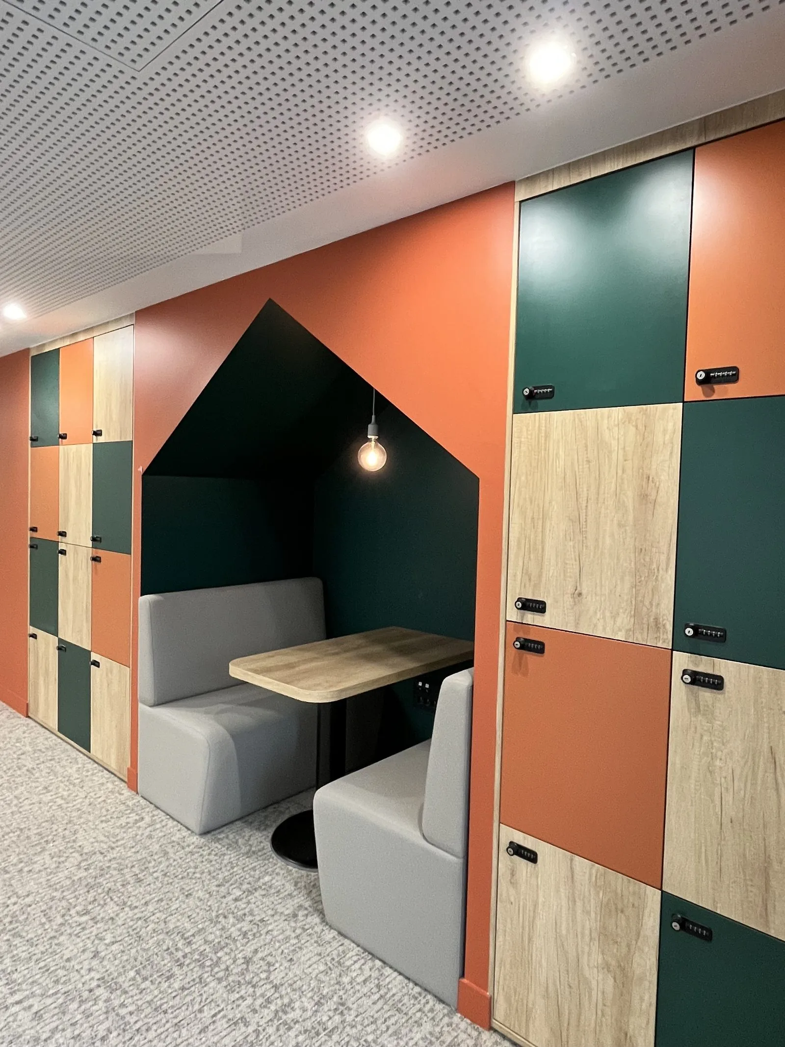 Cloison à claustra en tasseaux de bois structurant un couloir de bureaux, agence BSR à Nantes